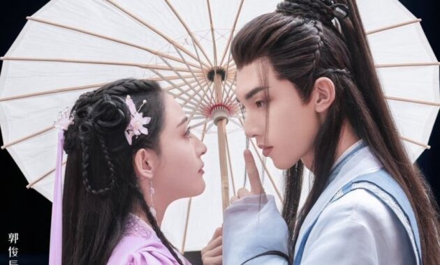 Good and Evil promo image showing Connie Kang as Han Sheng on the left wearing pink, and Fiction Guo as Chun Yao on the right wearing blue.