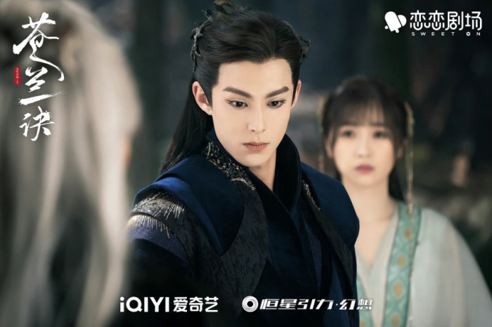 Love Between Fairy and Devil still image showing Dylan Wang as Dongfang Qingcang on the left wearing dark colors, and Esther Yu as Xiao Lanhua on the right wearing light colors.